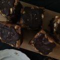 Brownies med karamelliserad banan, jordnötskola[...]