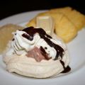 Hemmagjorda maränger och chokladsås