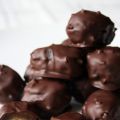 Chokladdoppade dadlar med mandelfyllning
