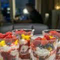 Bärdessert med granola och yoghurt