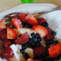 Yoghurt med blåbär och jordgubbar