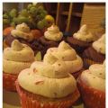 Cocos och choklad cupcakes med rödvinbärs grädde