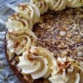 Kladdkaka toppad med choklad och rostad mandel