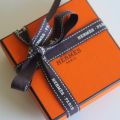 Ett litet orange paket (med bruna snören)