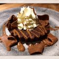 LYXIG KLADDKAKA MED HYVLAD NOUGAT OCH NOUGATSÅS