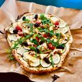 Vegetarisk pizza med zucchini och auberginesås