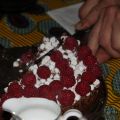 Kladdkaka m. minimaränger och hallon
