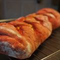 Rödbetsbröd med lagrad ost och flingsalt