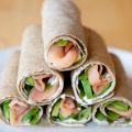 Fyllda tunnbrödsrullar med rökt lax och avokado