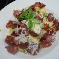 Pasta med soltorkade tomater, cantadou och bacon