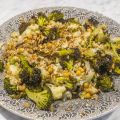 Rostad blomkål- och broccolisallad med kikärter