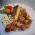 Stekt lax med smörbakad potatis och romsås