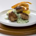 Köttbullar med stuvad spenat och svartrotschips