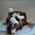 Kladdkaka fylld med marshmallows & kolasås över