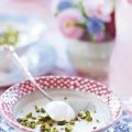 Pannacotta med jasminte lime och pistaschnötter