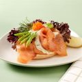 Rökt lax med grön sparris och gräslöksdressing