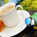 Uteliv med kaffekopp och Ljunga kaka
