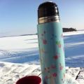 Picknick i vinterlandskapet med äkta varm[...]