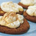 Vit chokladmousse på cookies