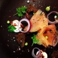 Gravad lax, torkat bacon, rågbrödschips och[...]