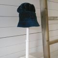 Trästege & en Hatt från Lamp-avdelningen...?
