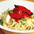 Spenatpasta med ostsås och rostad paprika