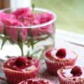 Vita kladdmuffins med hallonglasyr