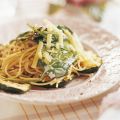 Spagetti med spenat och grillad zucchini