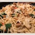 KRÄMIG PASTA MED ÄDELOST, SPENAT OCH VALNÖTTER