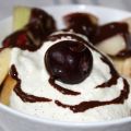Fruktsallad med cashewgrädde och chokladsås