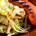 Sallad på vitkål med korv