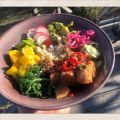 POKÉ BOWL MED LIME-, SOJA- & SESAMMARINERAD LAX