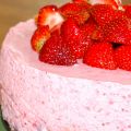 Moussetårta med rabarber och jordgubbar