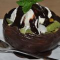 Hemmagjorda chokladskålar med fruktsallad