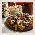 ROCKY ROAD-KLADDKAKA MED SALT KARAMELLSÅS