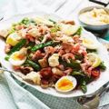 Sallad med kräftstjärtar, ägg och bulgur