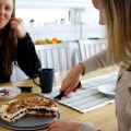 Vit chokladcheesecake med blåbär och kardemumma