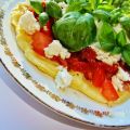 Gröna blad i sommarlätt omelett och fruktsallad