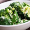 Broccoli- och ärtsallad med sesam och koriander