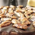 Kladdkaka med chokladglasyr och karamelliserade[...]