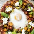 Pizza med tryffelburrata, ägg och färsk basilika