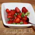 Myntapiffad fruksallad med jordgubbar