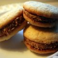 Kokoswhoopies med kanelfyllning