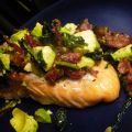 Stekt lax med bacon spenat och avokadoröra