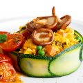 Sallad på ris-tomater-svamp och gurka