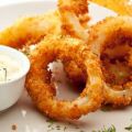 Pankostekta calamares med vitlöksyoghurt