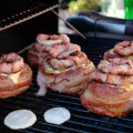 Beer can burgers med oströra och bacon