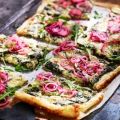Smördegspizza med spenat och picklad rödlök -[...]