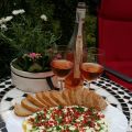 Krämig getost med gräslök och granatäpple