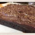 CHOKLADBROWNIE MED CHOKLADTRYFFEL TOPPAD MED[...]